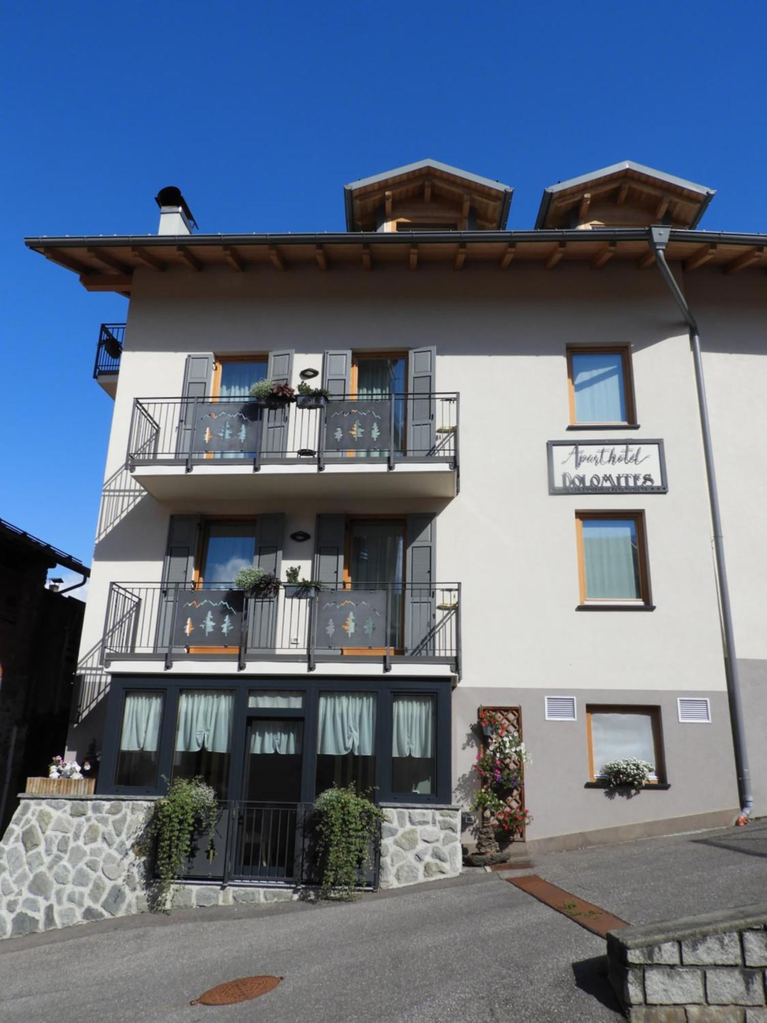 Aparthotel Dolomites Living&Relax Commezzadura Exterior photo
